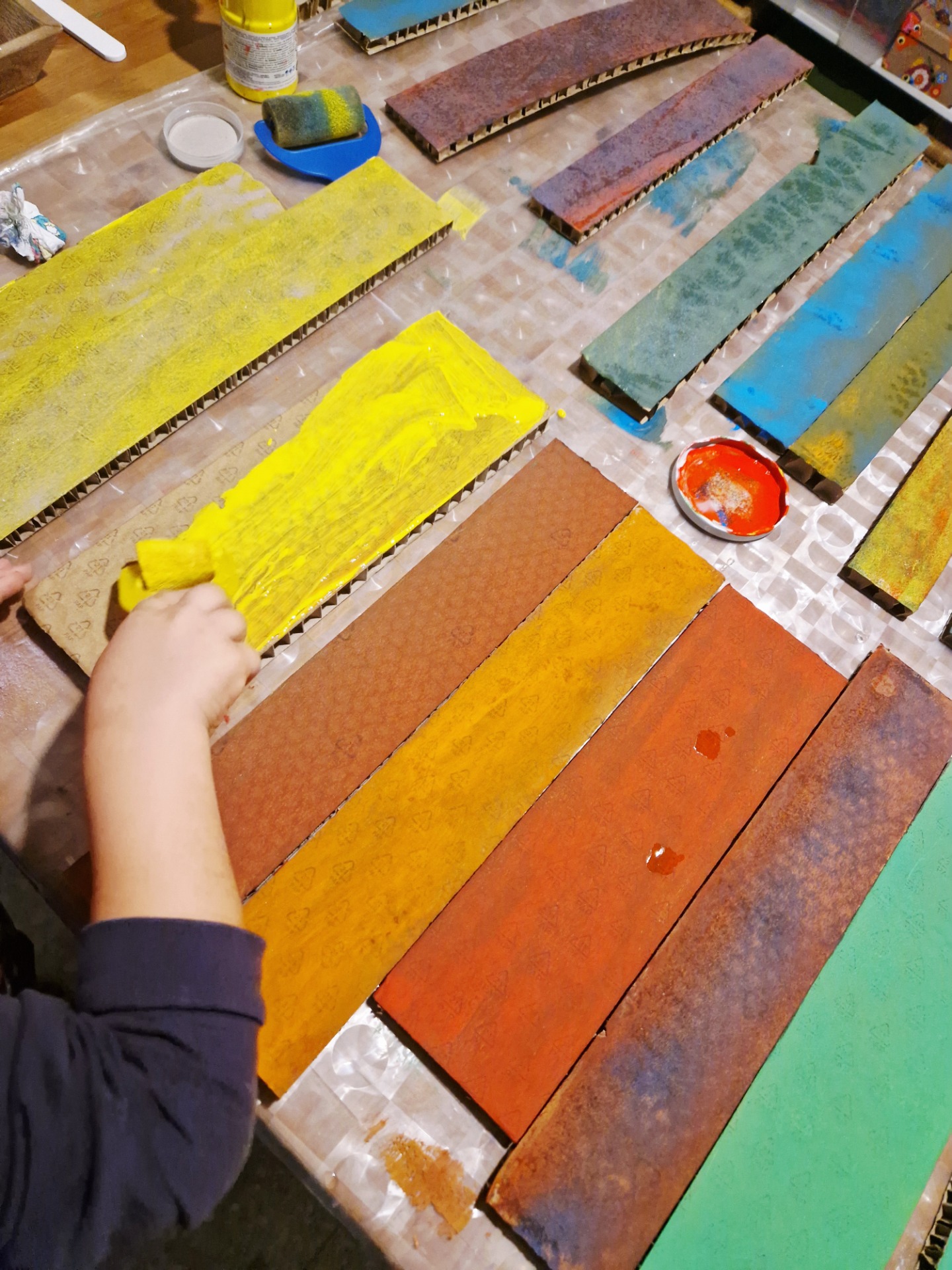 Preparazione dei supporti, che non sono altro che i divisori che utilizza Ikea per spedire i propri mobili