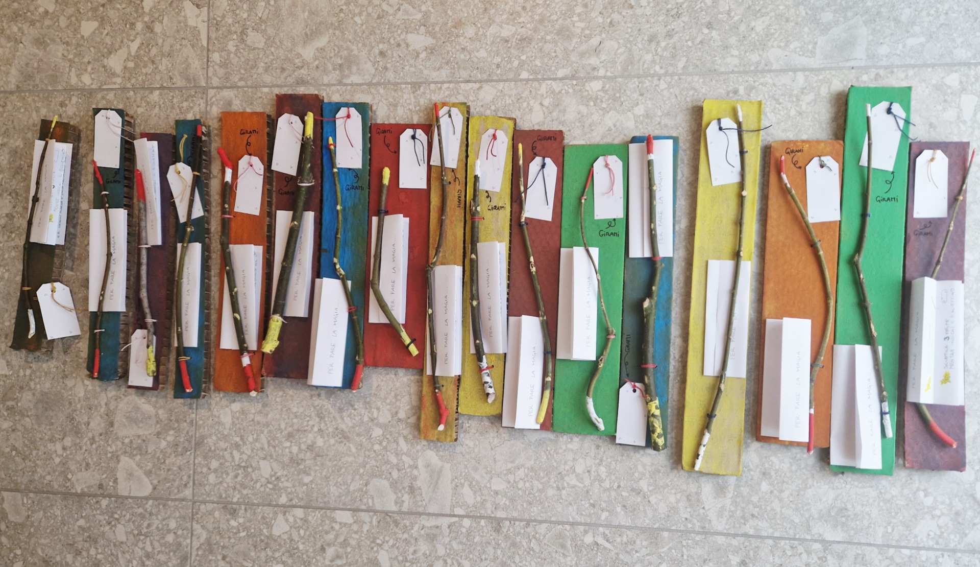 Le nostre bacchette magiche con tanto di foglio con le spiegazioni necessarie per "Fare la magia" ed una piccola sorpresa finale